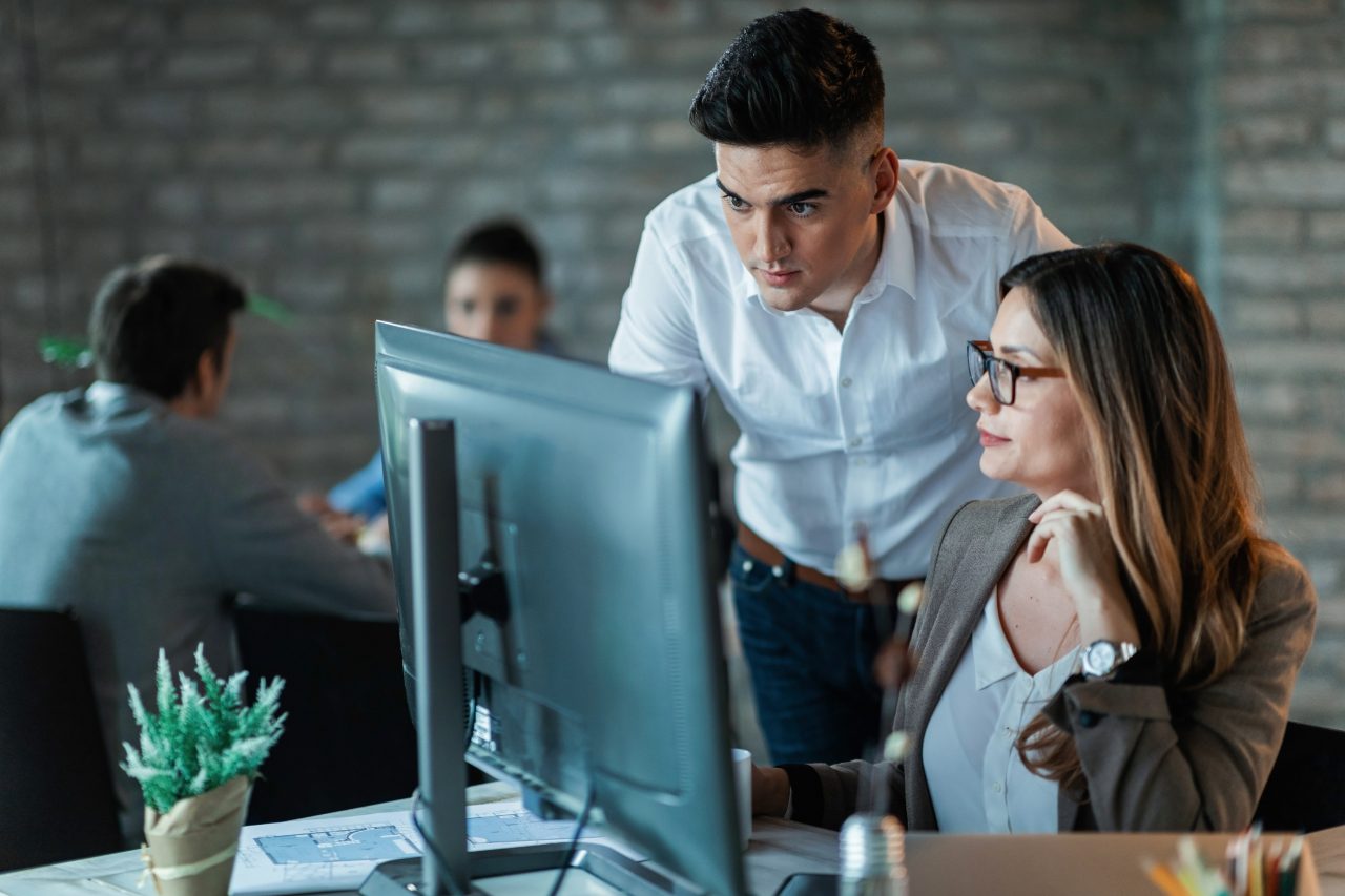 https://orientecloud.com/wp-content/uploads/2023/02/dos-jovenes-colegas-negocios-que-usan-pc-escritorio-leen-correo-electronico-mientras-trabajan-juntos-oficina-foco-hombre-1280x853.jpg