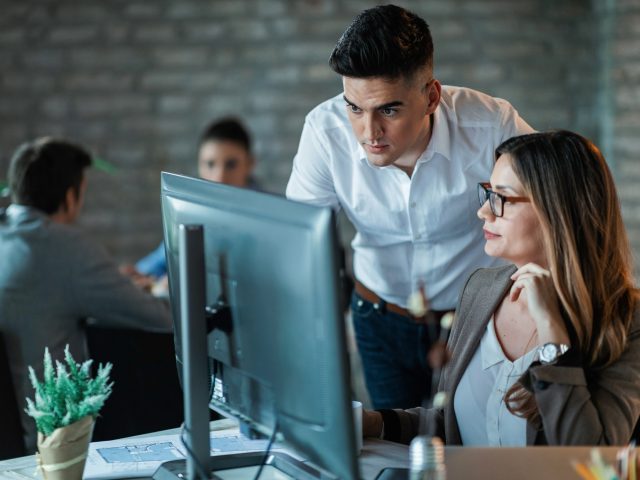 https://orientecloud.com/wp-content/uploads/2023/02/dos-jovenes-colegas-negocios-que-usan-pc-escritorio-leen-correo-electronico-mientras-trabajan-juntos-oficina-foco-hombre-640x480.jpg