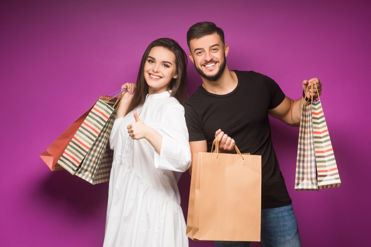 https://orientecloud.com/wp-content/uploads/2023/02/feliz-pareja-hermosa-posando-bolsas-compra-violeta-1280x853.jpg